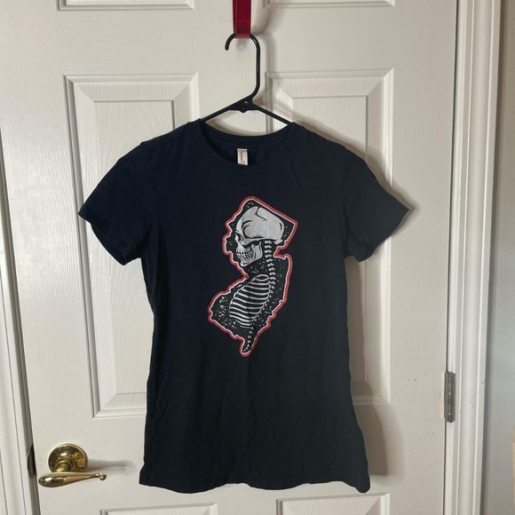 Buried in NJ t-shirt  Tag says Size Women’s L (but fits more like S) - Picture 1 of 2